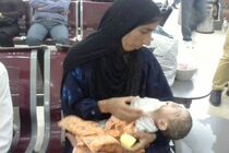 وزیر بهداشت کودک نابینای دهدزی را معاینه کرد
