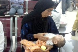 وزیر بهداشت کودک نابینای دهدزی را معاینه کرد