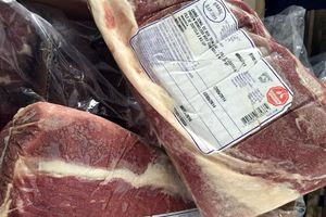 تبانی عامل توزیع گوشت با کارشناسان دستگاه دولتی