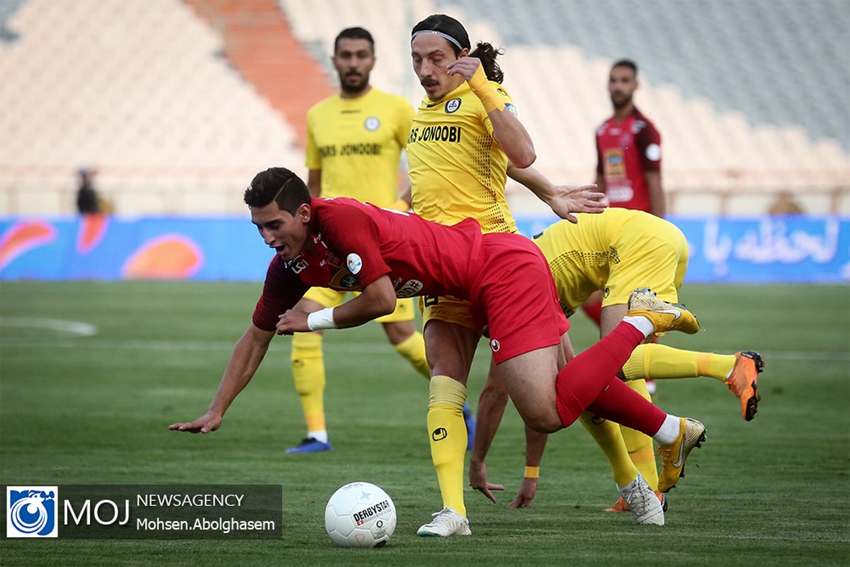 دیدار تیم های فوتبال پرسپولیس و پارس جنوبی جم