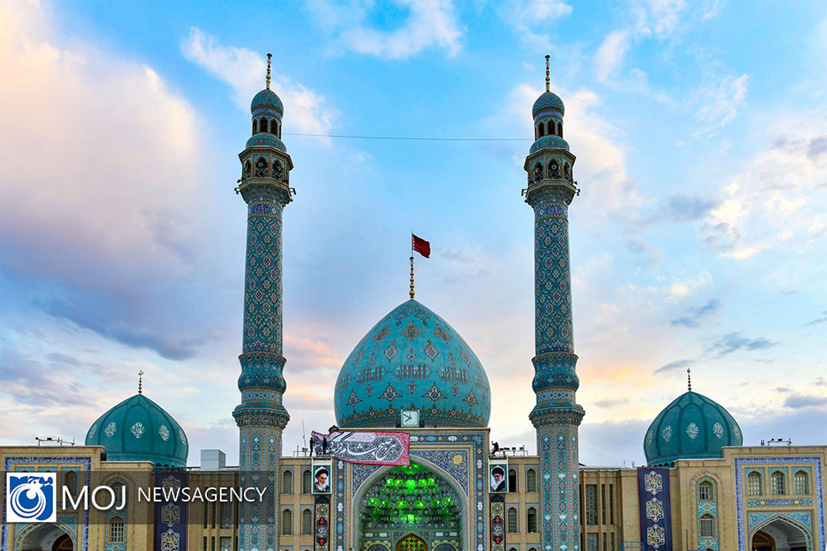 تعویض پرچم گنبد مسجد مقدس جمکران به مناسبت ماه محرم 