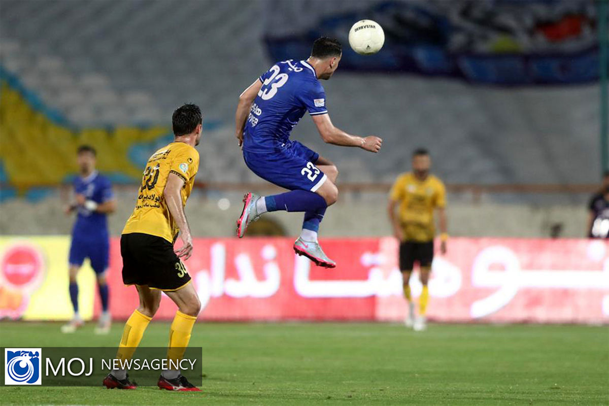 دیدار تیم های فوتبال استقلال تهران و سپاهان اصفهان