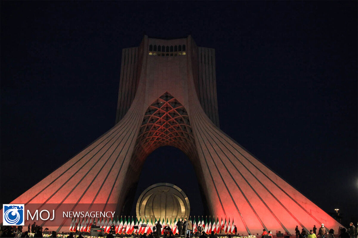 نور افشانی برج آزادی