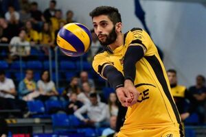 میلاد عبادی پور با تیم اسکرا لهستان تمدید کرد