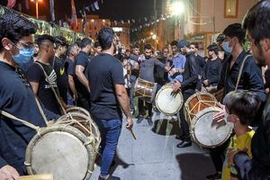 آغاز عزا با نواخته شدن نوای دمام در آیین وداع رهبر شهید+فیلم