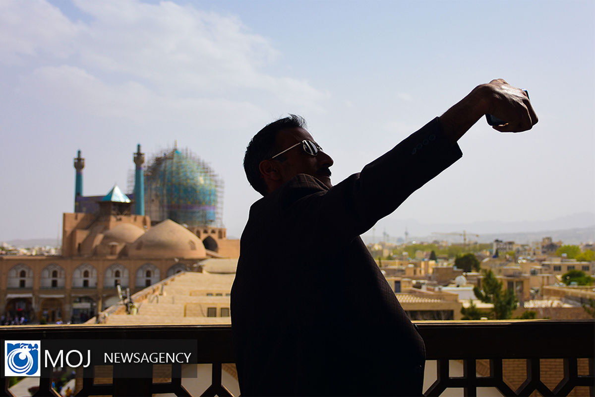 سلفی نوروزی در میدان نقش جهان اصفهان