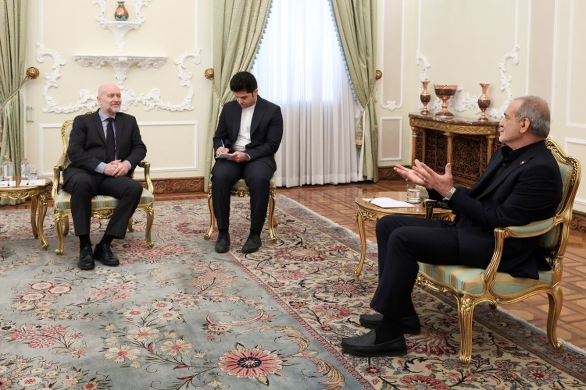 دکتر پزشکیان در آیین دریافت استوارنامه سفیر جدید اسلواکی