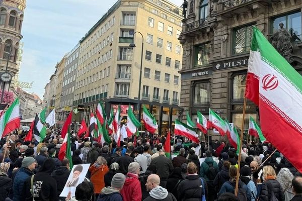 اعضای گروه‌های ضد جنگ شعار «مرگ بر آمریکا» در وین و رم سر دادند