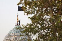اهتزاز پرچم عزای حسینی بر فراز گنبد حرم مطهر شاهچراغ(ع)