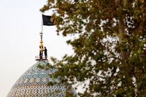اهتزاز پرچم عزای حسینی بر فراز گنبد حرم مطهر شاهچراغ(ع)