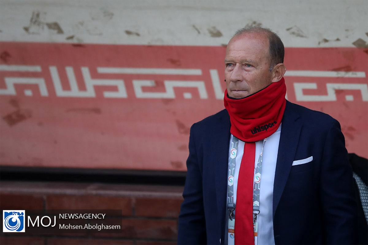 دیدار تیم های فوتبال پرسپولیس و صنعت نفت آبادان