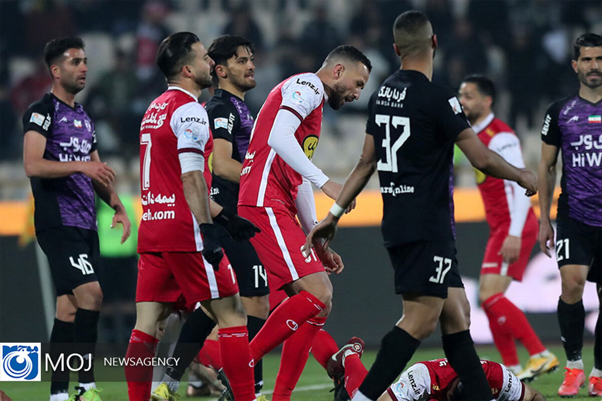 دیدار تیم‌ های فوتبال پرسپولیس و هوادار