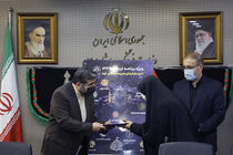 تجلیل وزیر فرهنگ و ارشاد اسلامی از خانواده شهید مدافع حرم در آستانه هفته دفاع مقدس
