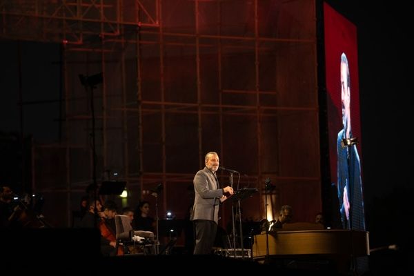 علیرضا قربانی در آزادی می‌خواند