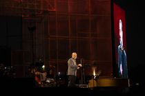 علیرضا قربانی در آزادی می‌خواند