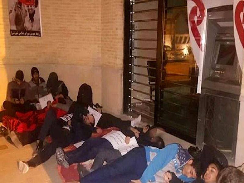 دانشجويان بسيجي شيرازي شب را در خيابان خوابيدند