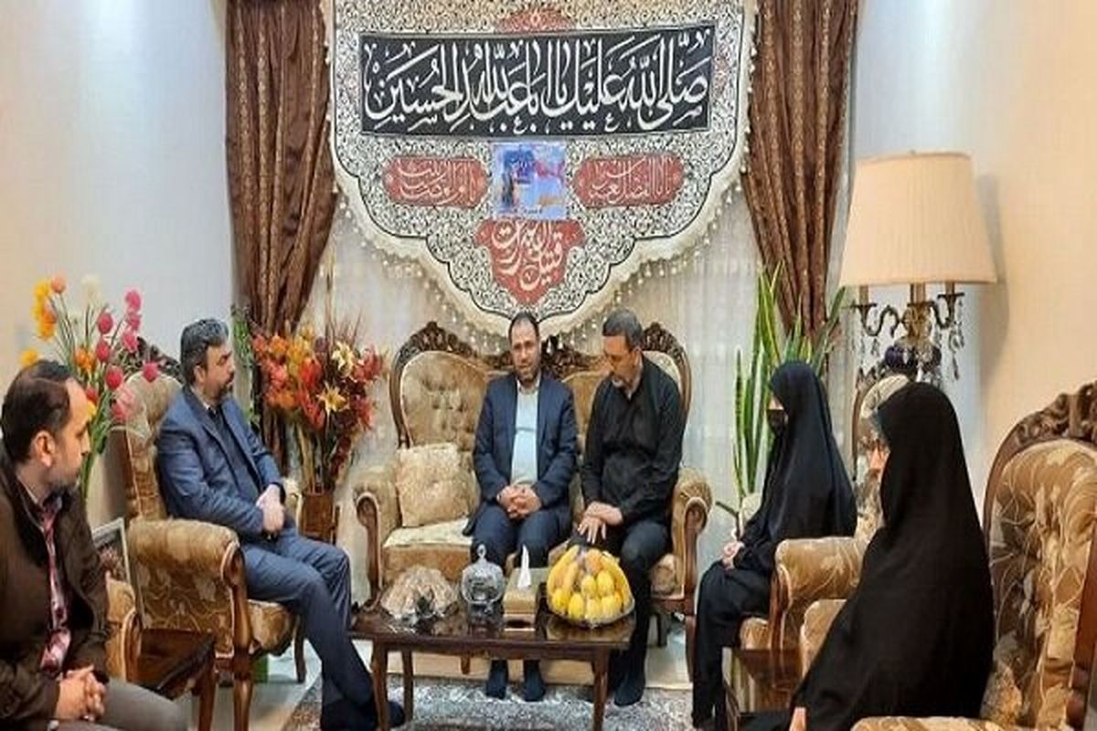 وزیر آموزش و پرورش در دیدار با خانواده معلم شهیده حمله کرمان