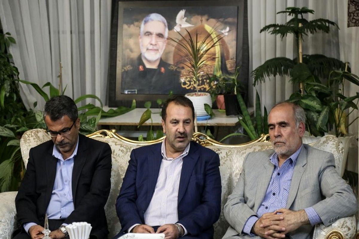 استاندار فارس در دیدار با خانواده شهید مدافع حرم عبدالله اسکندری