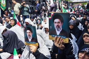 اشک معلمان با شنیدن صدای رهبر شهید در رواق کشور دوست 