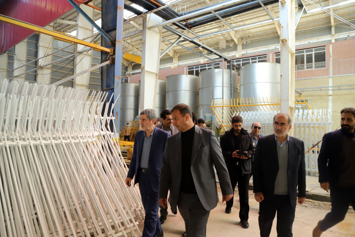 بازدید استاندار فارس از کارخانه کاغذسازی زاگرس 