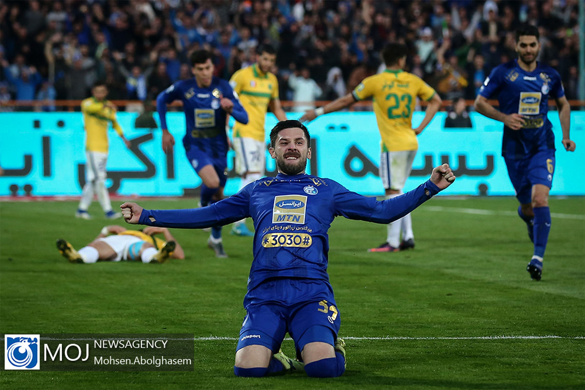 دیدار تیم های فوتبال استقلال و صنعت نفت