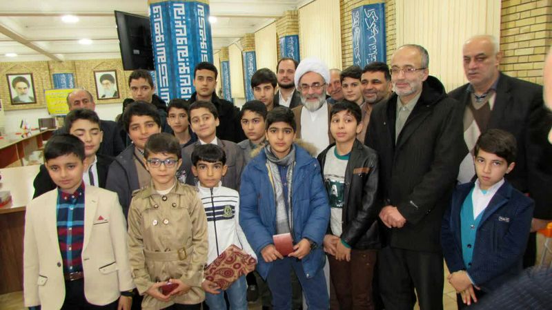 دیدار جمعی از دانشآموزان فعال قرآنی رشت با نماینده ولی فقیه در گیلان