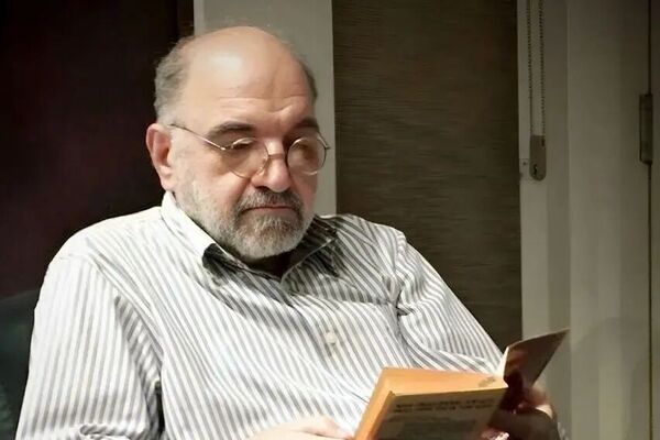 به سربازان و مدافعان مسلح کشور هزار آفرین می‌گوییم