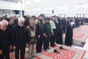 نماز باشکوه ظهر عاشورا با حضور عزاداران حسینی در مصلی کیش اقامه شد