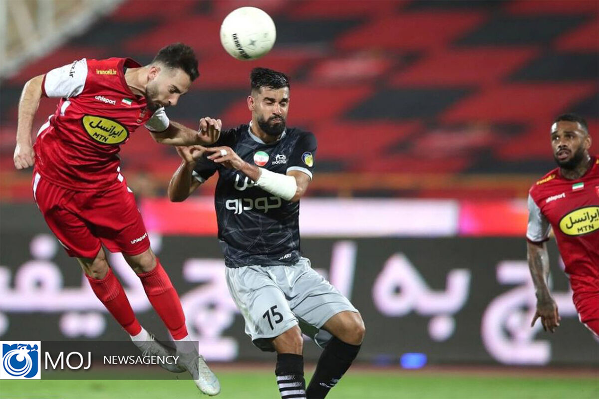 دیدار تیم‌ های فوتبال پرسپولیس و تراکتور 