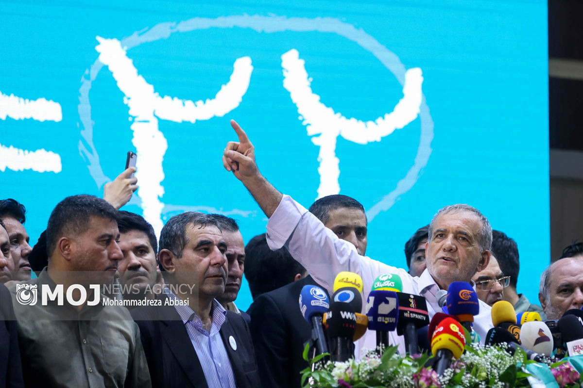 اجتماع هواداران مسعود پزشکیان در ورزشگاه شهید شیرودی