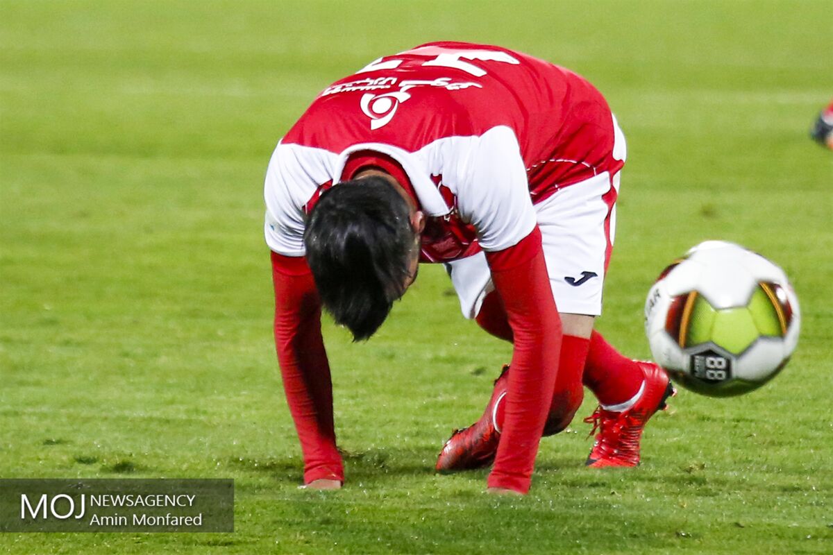 دیدار تیم های فوتبال پرسپولیس و نفت تهران