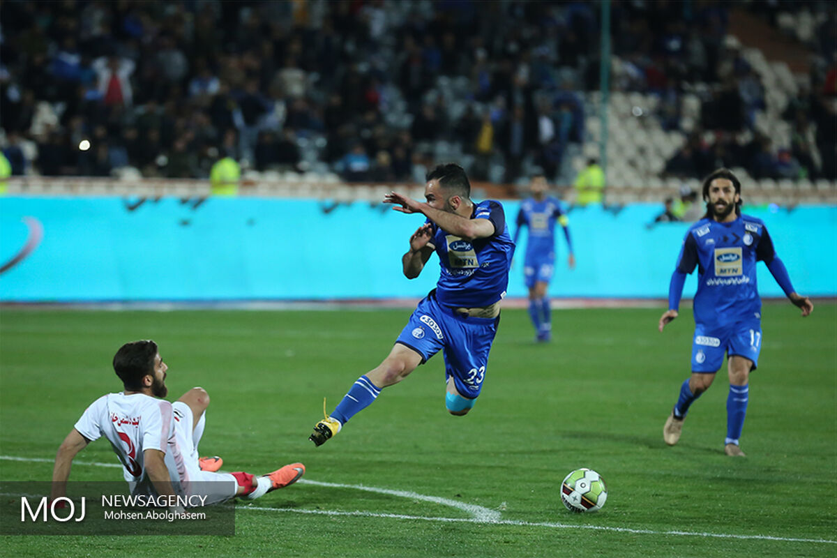 دیدار تیم های فوتبال استقلال تهران و نساجی مازندران
