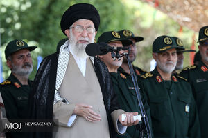 دشمن در برابر صبر و تقوای شما هیچ غلطی نمی تواند بکند