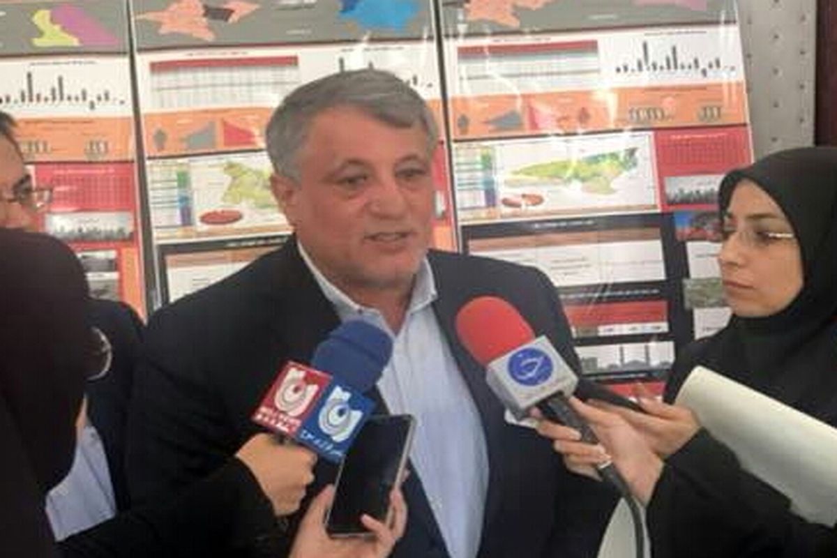 محسن هاشمی در جمع خبرنگاران با لوگوی موج