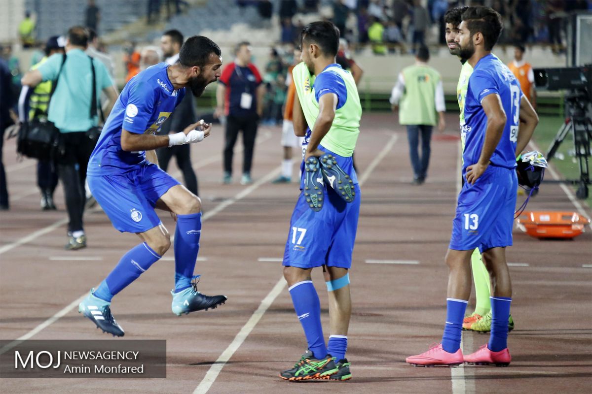 دیدار تیم های فوتبال استقلال تهران و ذوب‌آهن اصفهان