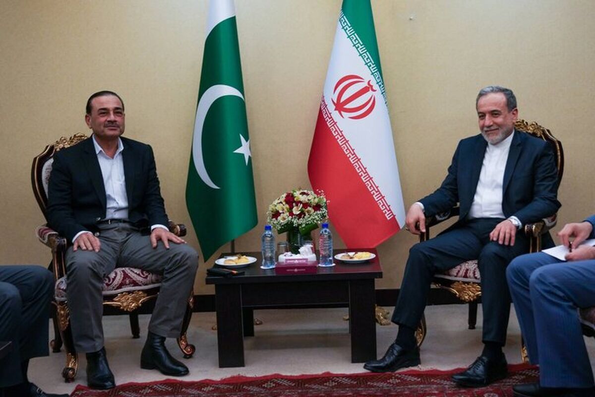 عاصم منیر» فرمانده ارتش پاکستان و عباس عراقچی وزیر امور خارجه ایران