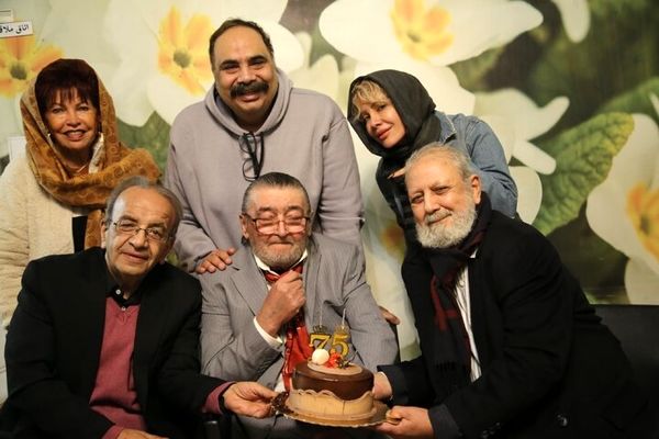 رضا رویگری ۷۵ ساله شد/جشن ساده و صمیمی برای بازیگر قدیمی