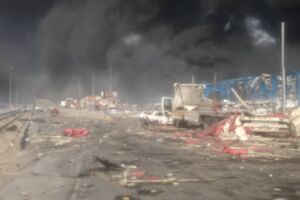 ۲۸ نجاتگر هلال احمر در حال امدادرسانی به حادثه انفجار بندر شهید رجایی