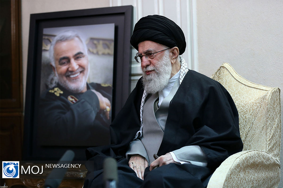 حضور مقام معظم رهبری در منزل سپهبد شهید قاسم سلیمانی