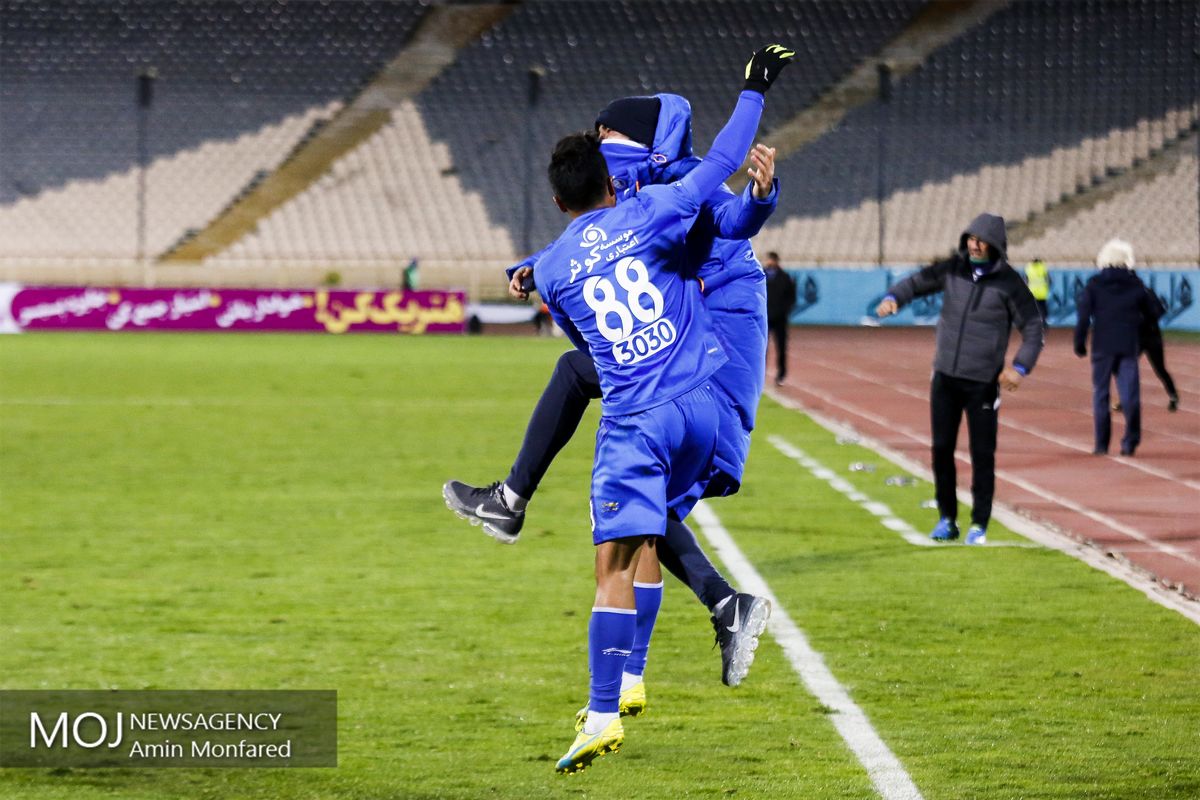 دیدار تیم های استقلال تهران و گسترش فولاد تبریز