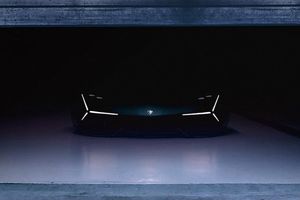 لامبورگینی از ابرخودروی خود رونمایی کرد