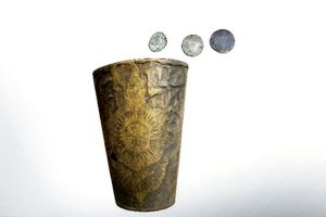 تعدادی سکه‌ تاریخی و لیوان نقش‌دار در اسفراین کشف شد