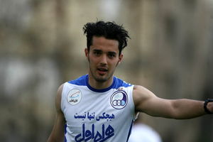 نورافکن با استقلال تمدید می‌کند