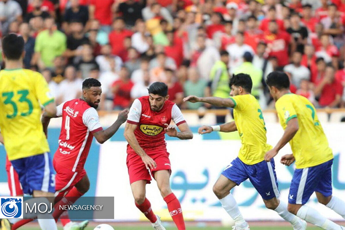 دیدار تیم‌های فوتبال پرسپولیس و صنعت نفت آبادان