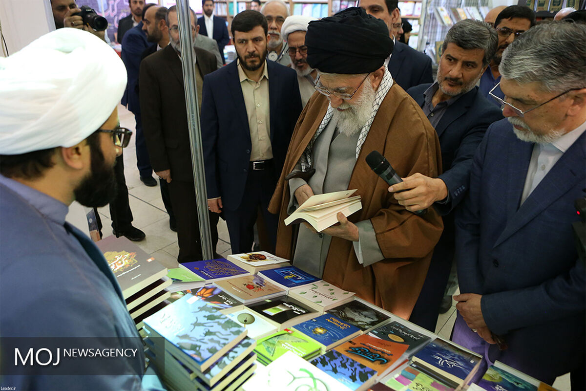 بازدید مقام معظم رهبری از سی و سومین نمایشگاه کتاب