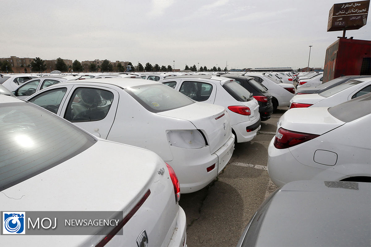 بازدید رئیس جمهور از انبار و خط تولید ایران خودرو