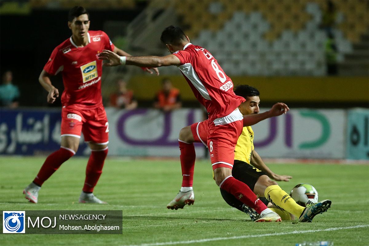 دیدار تیم های فوتبال پرسپولیس و سپاهان اصفهان