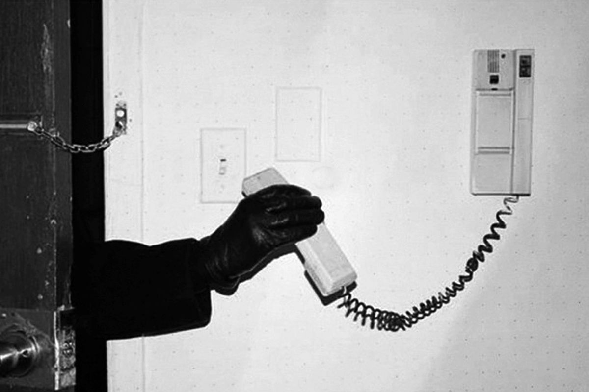 نمایش بیگانه در خانه محمد مساوات