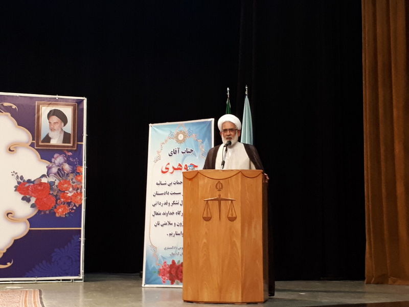 دادستان بعنوان مدعی العموم وظیفه دارد که از حقوق عمومی دفاع نماید