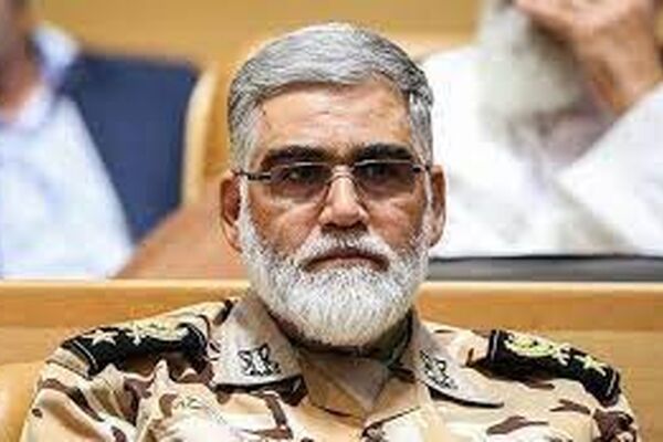 پرچم انقلاب با مردم زمین نمی‌ماند